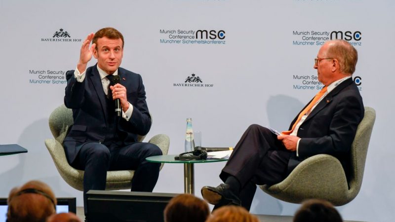 Frankreichs Präsident Emmanuel Macron (L) und der Vorsitzender der Münchner Sicherheitskonferenz Wolfgang Ischinger.