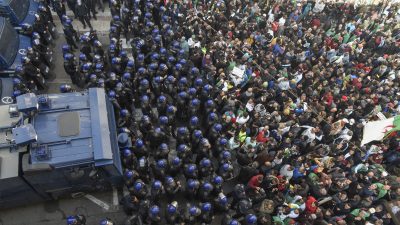 Proteste in Algier: Polizei setzt Wasserwerfer ein