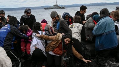 Griechenland riegelt Grenze zur Türkei komplett ab – hunderte Flüchtlinge zurückgedrängt
