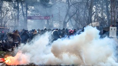 Gewalt an der Grenze: Heftige Zusammenstöße zwischen griechischer Polizei und Flüchtlingen
