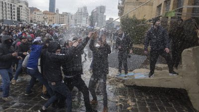Libanon: Parlament bestätigt neue Regierung – Draußen wüten Proteste