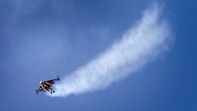 Der "Jetman" startete aus eigener Kraft und flog bis auf eine Höhe von 1.800 Metern. Weltrekord.