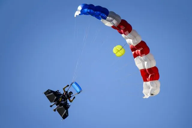 Das nächste Ziel des &quot;Jetman&quot; ist die sichere Landung ohne Fallschirm. Bei seinem aktuellen Flug öffnete der sich auf 1.500 Meter.