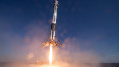 Eine SpaceX-Rakete kurz vor der Landung