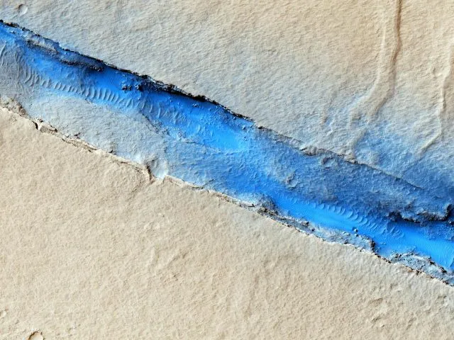 Bis zu 1.300 km lange Flutrinnen in der Region Cerberus Fossae deuten auf&nbsp;kombinierte vulkanisch-tektonische Prozesse auf dem Mars hin.