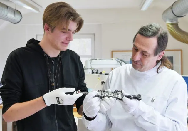Römische Waffe in den Händen des Finders und Restaurators