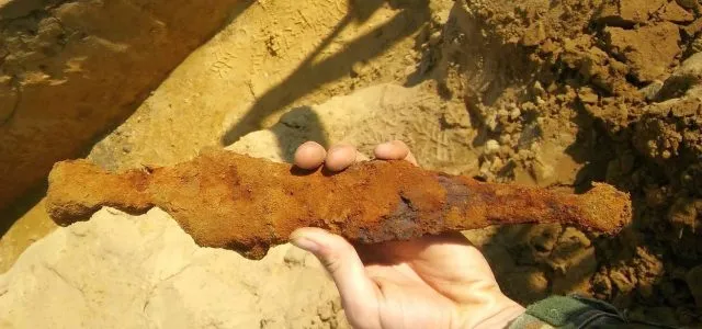 Römische Waffe bei der Auffindung im Frühjahr 2019