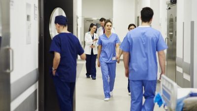 Pflegebevollmächtigter: Pflegekräfte und Ärzte müssen unterstützt und geschützt werden