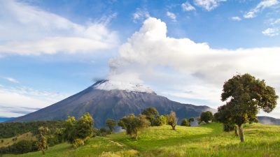 Tungurahua Vulkan in Ecuador spuckt Rauch und Asche.