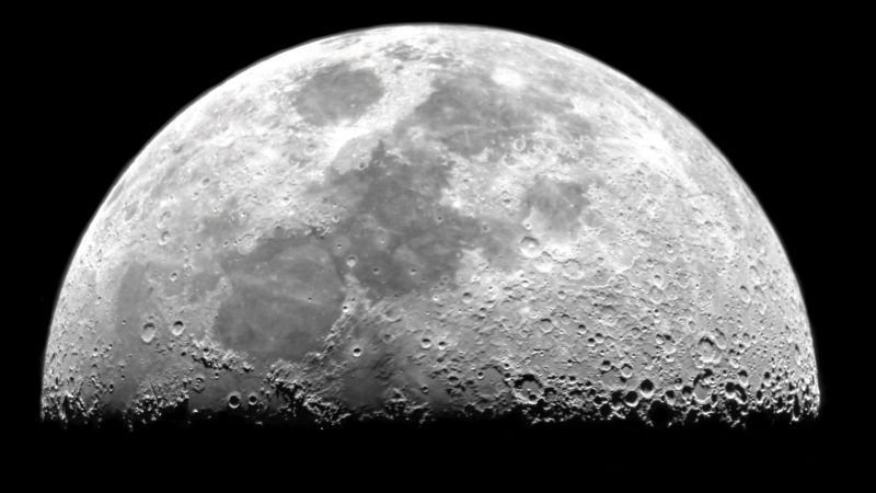 Hochauflösende Bilder des Mondes reichen nicht, um den Mondstaub zu analysieren.