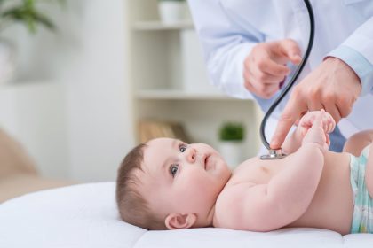 „Die Eltern rennen uns die Bude ein“: Kinderärzteverband klagt über Ansturm auf Arztpraxen
