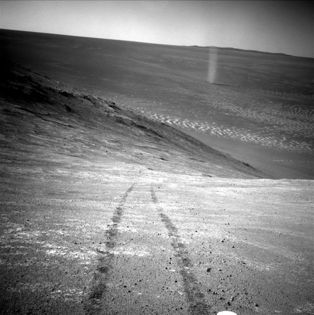 Ein Staubteufel aufgenommen vom Mars-Rover Opportunity.