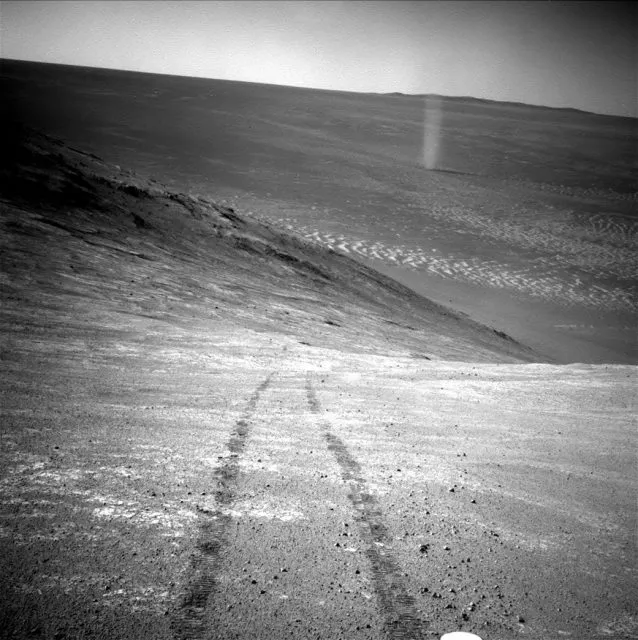 Ein Staubteufel aufgenommen vom Mars-Rover Opportunity.