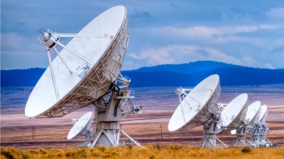 Periodisch auftretende Radiowellen im Weltraum – Woher kommen die Funkanrufe?