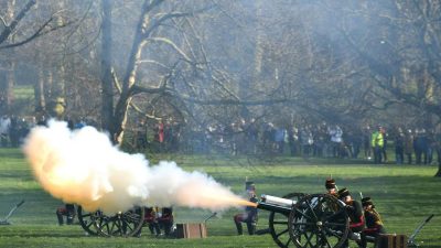 Kanonenschüsse in London – Queen auf dem Land