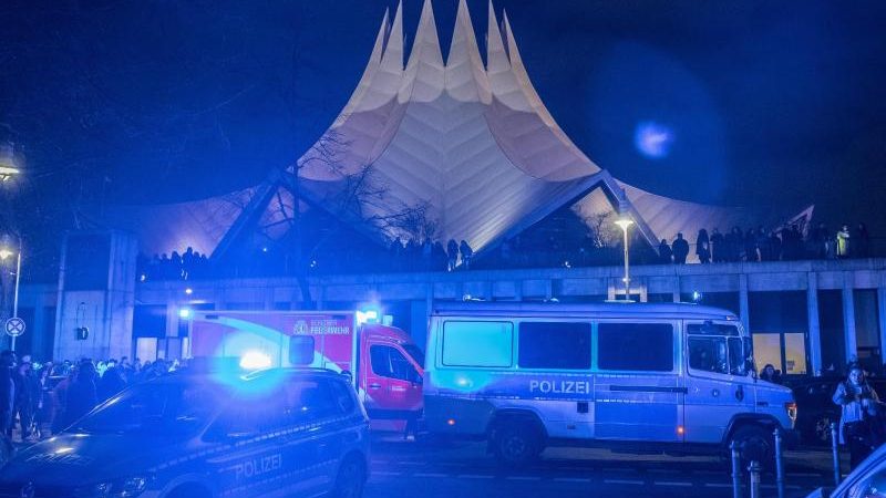 Schüsse am Berliner Tempodrom: Ein Toter und vier Verletzte – Täter auf der Flucht