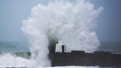 Die britische Armee ist vor Ort: Hohe Wellen schlagen gegen die Hafenmauer von Portreath in Cornwall.