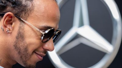 Mercedes-Star Hamilton lässt Bottas bei Tests Vorfahrt