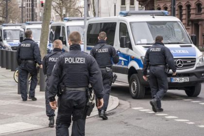 „Cum-Ex“-Razzia: Polizei-Großaufgebot durchsucht Frankfurter Geschäftsbank