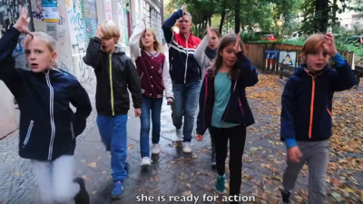 „Pioniergruß und brutale Bildsprache“: Berliner Kita- und Schulprojekt zieht Elternprotest nach sich