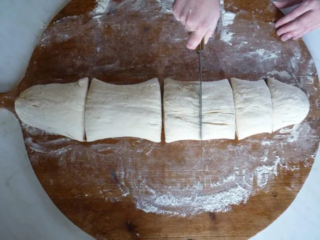 Aus einem Teig mach 16 DDR-Brötchen.