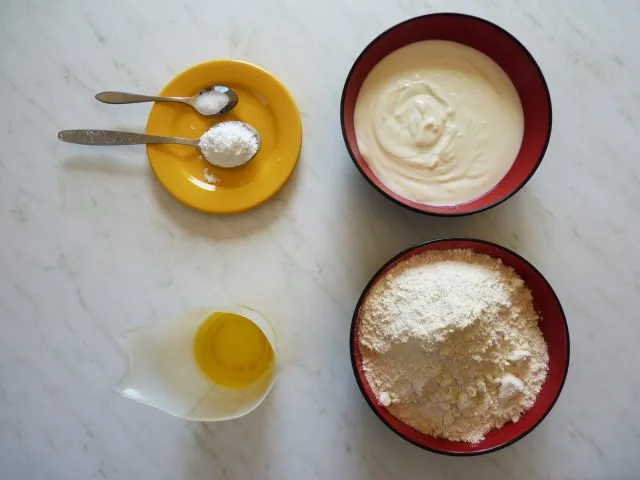 Salz, Backpulver, Öl, Joghurt und Mehl, mehr brauchen die Fladen-Brötchen nicht.