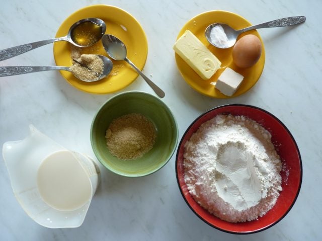 Viele Zutaten machen leckere Milchbrötchen.
