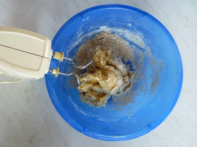 Ein geschmeidiger, nicht klebender Hefeteig ist Grundlage der Milchbrötchen.