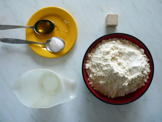 Wenig Zutaten und wenig Zeit ergeben leckere Sonntagsbrötchen.