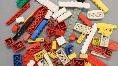 LEGO-Steine können bis zu 1.300 Jahre durch die Meere treiben - oder als Mikroplastik über Kläranlagen im Grund- und Trinkwasser enden.