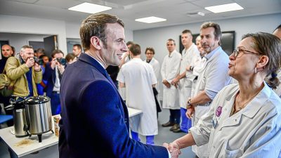 Macron geht auf Abstand: Mehr Schutz für Frankreichs Präsident in Corona-Krise