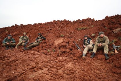 Aktivisten: Leichen in Syrien in 50 Meter tiefe Schlucht geworfen