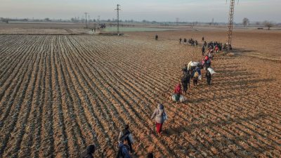 Tausende Migranten an der Grenze Türkei-Griechenland