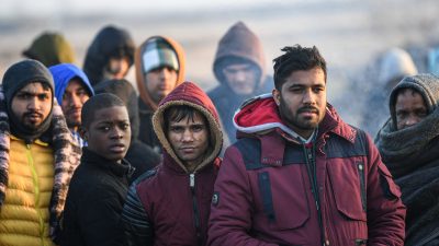 Flüchtlinge bitten Merkel um Hilfe – Merz sendet klares Signal: „Wir können euch hier nicht aufnehmen“