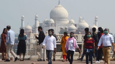 Indische Polizei geht gegen Schwarzhandel mit gebrauchten und neu verpackten Masken und Schutzhandschuhen vor