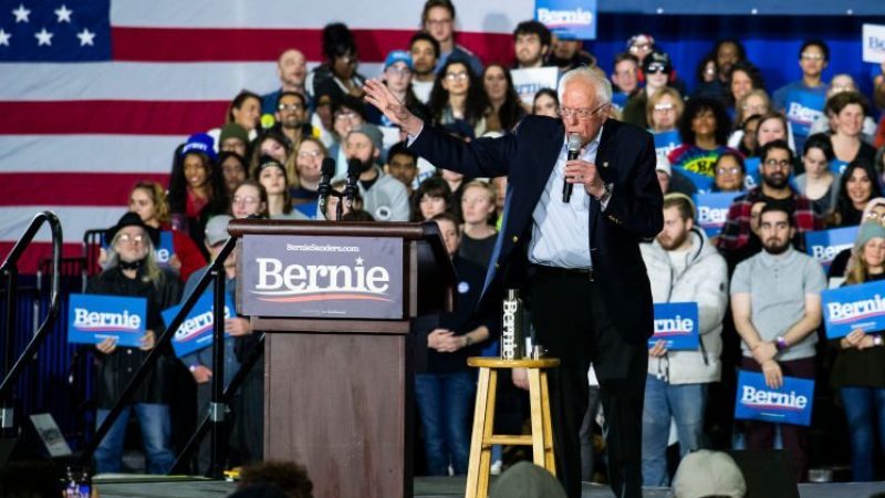 Mann stört Wahlkampfveranstaltung von Sanders mit NS-Flagge