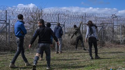 Griechischer Vize-Migrationsminister weist Kritik an Vorgehen an Grenze zurück