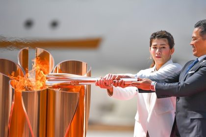 Zehntausende Japaner bewundern Olympisches Feuer