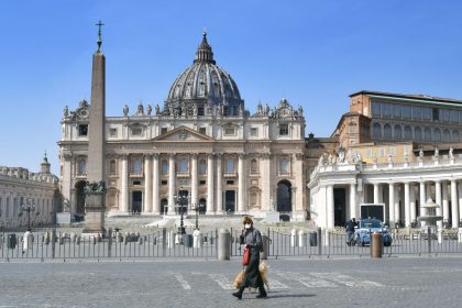 Papst spendet in Corona-Krise Segen “Urbi et Orbi” vor verwaistem Petersplatz