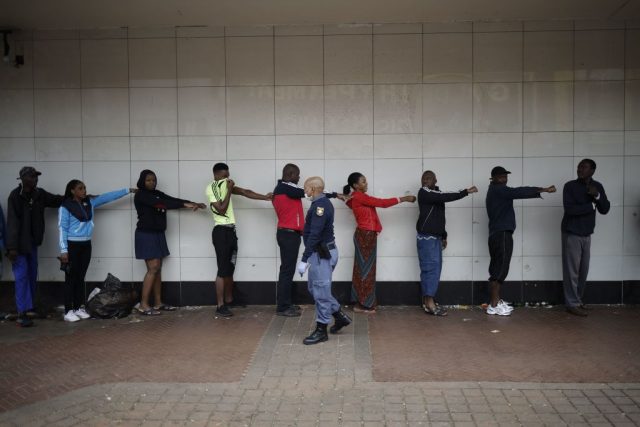Corona-Krise in Südafrika: Polizei schießt mit Gummimunition auf Drängler vor Supermarkt