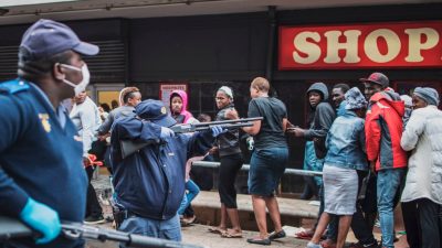Corona-Krise in Südafrika: Polizei schießt mit Gummimunition auf Drängler vor Supermarkt