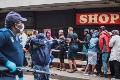 Corona-Krise in Südafrika: Polizei schießt mit Gummimunition auf Drängler vor Supermarkt