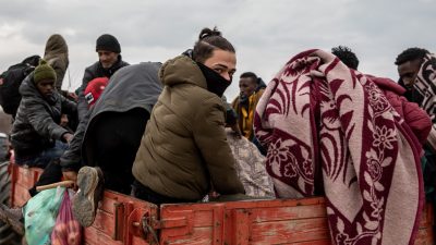Griechische Behörden: Türkei verteilt Schneidgeräte an Flüchtlinge und feuert Tränengas auf Grenzbeamte