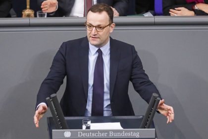 Regierungserklärung im Bundestag: Spahn gibt Ausfuhrbeschränkung für medizinische Schutzkleidung bekannt