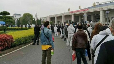 Asche-Abholung in Wuhan: Tagelang Warteschlangen vor Bestattungsinstituten – Fotos streng zensiert