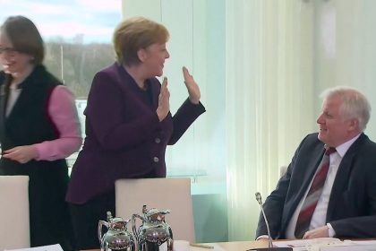 „Keine Hände“: Seehofer verweigert Merkel den Handschlag