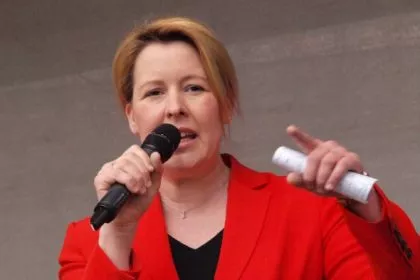 Deutschland: Alle Schulen geschlossen – Familienministerin ruft zu Eigeninitiative bei Kinderbetreuung auf