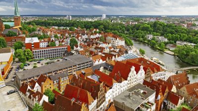 Lübeck: 21-Jähriger auf Penny-Parkplatz erstochen – Trio verdächtigt, eine Festnahme