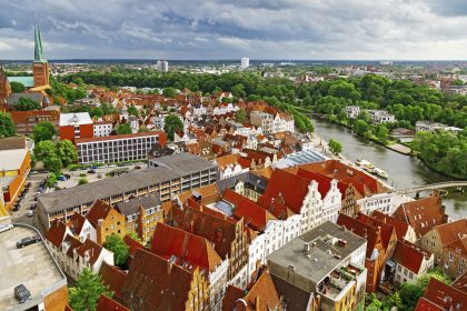 Lübeck: 21-Jähriger auf Penny-Parkplatz erstochen – Trio verdächtigt, eine Festnahme