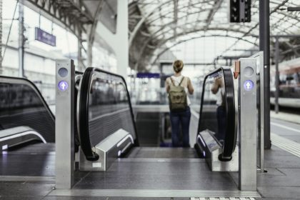 Angeblich mit Coronavirus angesteckter Münchner leckt Rolltreppe ab – Festnahme